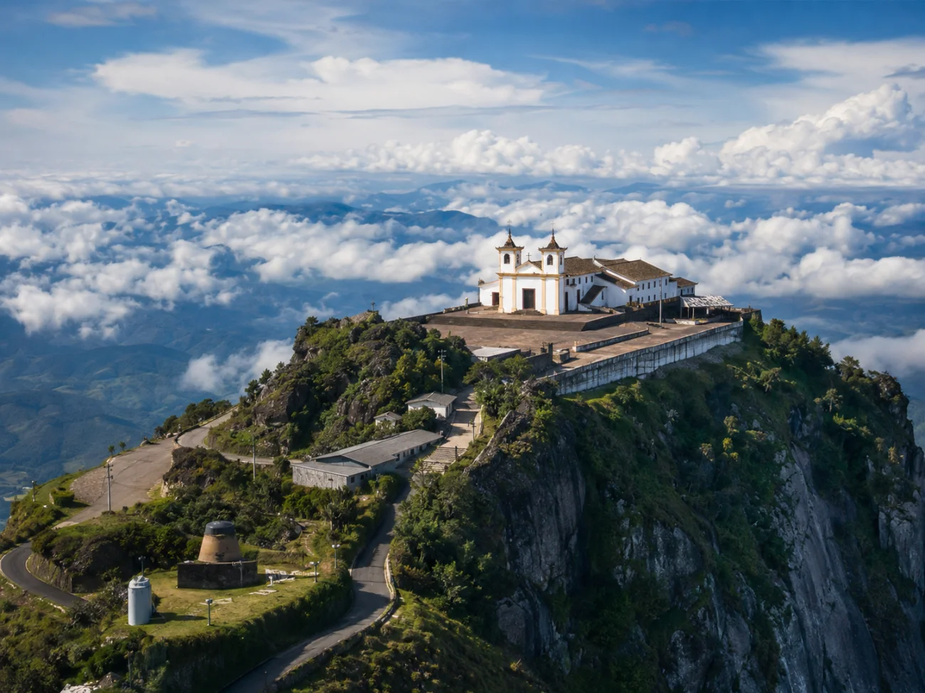 Santuário Nossa Senhora da Piedade no alto da serra, acima das nuvens